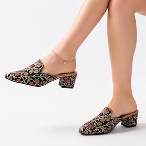 Zapatos de tacón tipo mule bordados con flores / Zapatos negros de tacón de bloque sin cordones / Zapatos de boda étnicos bohemios de estilo indio