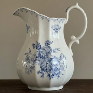 Pichet en céramique avec motif floral bleu pour une décoration intérieure vintage et une utilisation fonctionnelle