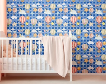 Papel pintado infantil a cuadros azules con globos aerostáticos en acuarela