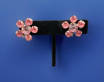 Orecchini da ballo Weiss anni '50 con fiore rosa con strass e chiusura a vite, in tonalità oro, firmati.