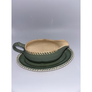 Vintage Harkerware Chesterton Sauciere mit Unterplatte Salbei Grün Creme Ohio Keramik
