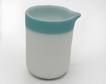 Rara lattiera individuale in vetro Pyrex con bordo color acquamarina e logo del soffiatore di vetro.