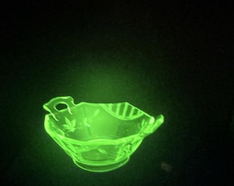 Tigela para frutas vermelhas com alça, em vidro da época da Grande Depressão, com gravura de folhas, 14 cm (5,5"), que brilha sob luz UV.