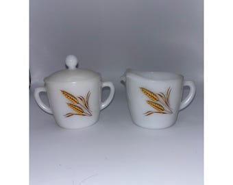 Zestaw Vintage Fire-King Golden Wheat Milk Glass Creamer & Covered Sugar Bowl