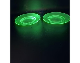 Vintage Cambridge Triangle C groene uraniumglazen schoteltjes set van 2, 6,5 inch (uv-gloed)