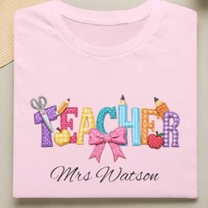 Camiseta para profesora, patchwork floral, camiseta para educadores para la vuelta al cole.