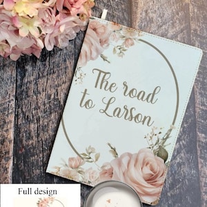 Puede incluir: Una cubierta de diario azul claro con un diseño floral y un círculo con el texto "The road to Larson".