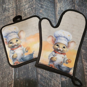 Peut inclure: Un ensemble de deux maniques de cuisine représentant un chef de cuisine souris de dessin animé tenant une casserole et une petite orange. Les maniques sont brunes avec un fond beige et un motif de briques.