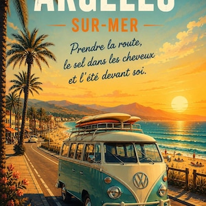 Könnte beinhalten: Ein blau-cremefarbener Volkswagen-Bus mit Surfbrettern auf dem Dach fährt eine Küstenstraße entlang. Das Bild zeigt den Text "ARGELÈS SUR-MER" und ein französisches Zitat. Palmen säumen die Straße, im Hintergrund ist ein Strand zu sehen.