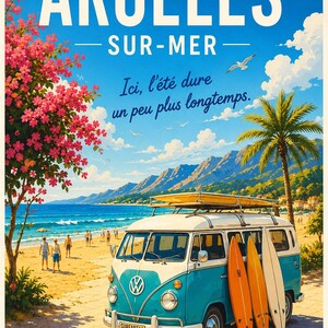 Könnte beinhalten: Vintage Reiseplakat für Argeles-sur-Mer, Frankreich, mit einem blau-weißen VW-Bus mit Surfbrettern am Strand. Das Plakat trägt die Aufschrift "ARGELÈS SUR-MER" und "Ici, l'été dure un peu plus longtemps."