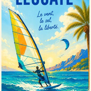 Könnte beinhalten: Vintage-Reiseposter für Leucate, mit einem Windsurfer auf dem Meer. Das Poster hat ein blaues und gelbes Farbschema mit dem Text "Leucate" und "Le vent, le sel, la liberté." Das Bild zeigt auch eine Palme und einen Kitesurfer.
