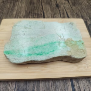 566 g äkta jadeit grov burmesisk naturlig typ A-jade för smyckestillverkning och dekoration, lyckosten
