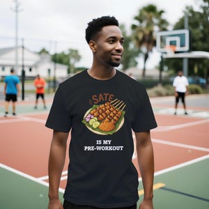 Camiseta Premium Unissex com Gola Redonda. Satay é minha comida indonésia pré-treino.