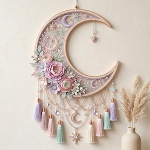 Può includere: Una decorazione da parete a forma di mezzaluna con cornice in legno, ricamata con fiori, stelle e viticci in tonalità pastello. L'oggetto è arricchito da catenelle pendenti, perline di cristallo, un ciondolo a stella centrale e nappe colorate.