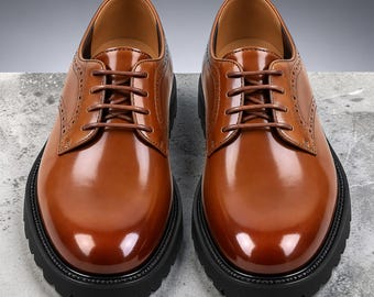Handgefertigte Derby-Schuhe aus braunem Leder, Brogue-Stil mit Flügelkappe, formelle Schuhe aus echtem Leder
