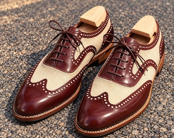 Handgemaakte bordeauxrode en crèmekleurige wingtip oxfords, klassieke herenschoenen