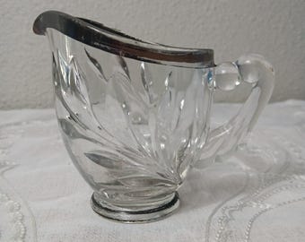 Jarra de crema de vidrio prensado con diseño de hojas de sauce transparentes, estilo vintage de Indiana Glass. Presenta cierto desgaste.