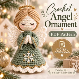 Pode incluir: Um enfeite de anjo em crochê com cabelo de fio loiro, auréola dourada e vestido verde sálvia com um floco de neve branco e acabamento dourado. O texto diz: Crochet Angel Ornament, PDF Pattern, Digital Download, Tamanho: 12,7 cm x 8,25 cm.