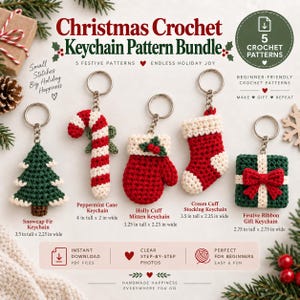 Op de afbeelding: Een kerst haakpatroon bundel voor sleutelhangers met vijf ontwerpen: een 8,9 bij 5,7 cm dennenboom, een 10,2 bij 5,1 cm zuurstok, een 8,3 bij 5,7 cm want, een 8,9 bij 5,7 cm kerstsok en een 7,0 bij 7,0 cm cadeautje met strik.