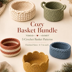 Puede incluir: Cinco cestas de ganchillo en crema, verde oliva, rayas terracota y crema, amarillo mostaza y azul. El texto dice: Cozy Basket Bundle, 5 Crochet Basket Patterns, Finished Sizes: 4-7 in each. Las cestas presentan diversas texturas y bordes.