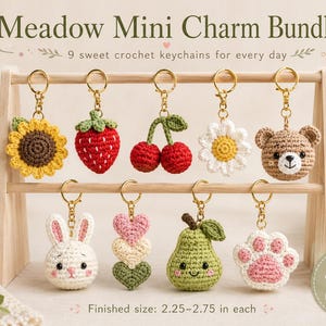Puede incluir: Un Meadow Mini Charm Bundle con 9 llaveros de ganchillo en un soporte de madera. Los dijes incluyen un girasol, fresa, cerezas, margarita, oso, conejo, corazones, pera y huella. Cada dije mide entre 5,7 y 7,0 cm de tamaño final.
