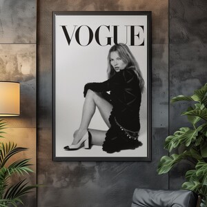 Puede incluir: Portada en blanco y negro enmarcada de la revista Vogue, con una modelo sentada con un vestido y guantes negros. El logotipo de Vogue est&aacute; en la parte superior. La imagen se muestra en una pared texturizada gris oscuro.