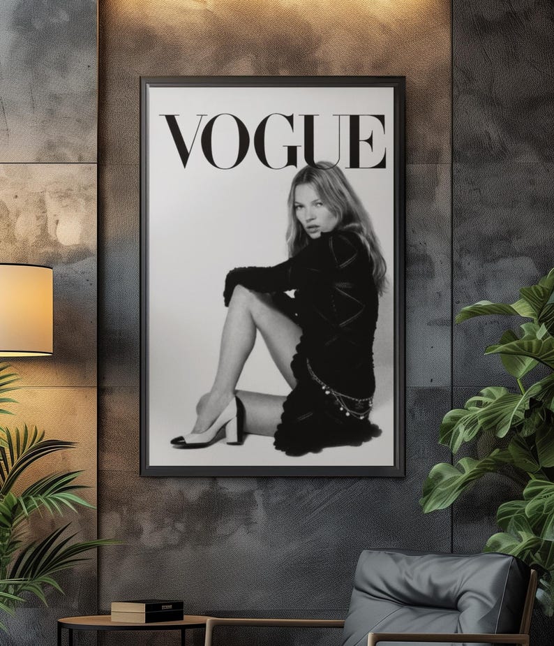 Puede incluir: Portada en blanco y negro enmarcada de la revista Vogue, con una modelo sentada con un vestido y guantes negros. El logotipo de Vogue est&aacute; en la parte superior. La imagen se muestra en una pared texturizada gris oscuro.