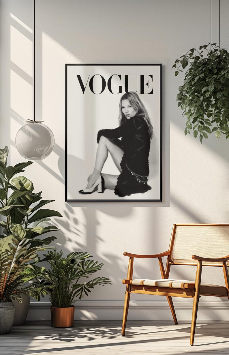 Puede incluir: Portada de la revista Vogue enmarcada en blanco y negro con una mujer sentada. El logo de Vogue est&aacute; en la parte superior. La mujer lleva un atuendo negro y tacones. La imagen est&aacute; en una habitaci&oacute;n con plantas y una silla de madera.