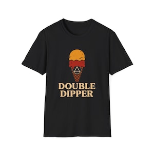 Può includere: T-shirt nero con una grafica di un cono gelato a due palline arancioni, rosse e beige. Il testo "DOUBLE DIPPER" è stampato sotto in lettere beige.