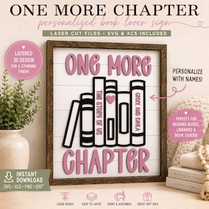 Puede incluir: Un letrero de pared rectangular con marco de madera oscura y fondo de listones blancos. El letrero presenta letras 3D rosas que dicen ONE MORE CHAPTER, con un gráfico central de cinco lomos de libros negros, uno con un corazón rosa.
