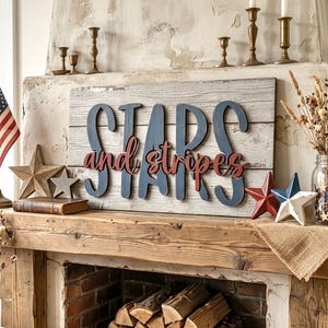 Può includere: Un caminetto rustico in legno decorato con oggetti patriottici. Un cartello di legno con le parole "STARS and stripes" è il punto focale. Una bandiera americana, ornamenti a forma di stella e candele completano l'esposizione.