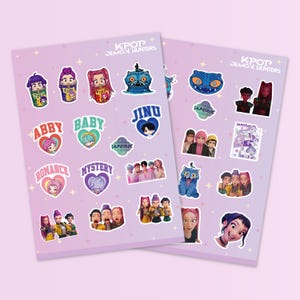 Puede incluir: Dos hojas de pegatinas con fondo lila claro y el texto "KPOP + DEMON HUNTERS". Las pegatinas presentan personajes de dibujos animados, corazones y las palabras "ABBY", "BABY", "ROMANCE" y "MYSTERY".