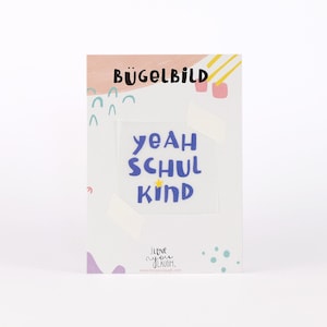 Könnte beinhalten: Bügelbild mit blauem Hintergrund und weißem Text "yeah schul kind" mit einem gelben Stern. Das Bügelbild befindet sich auf einer weißen Karte mit einem pink-, blau- und gelben Design.