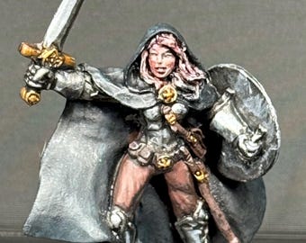 Miniatura pintada a mano de una caballera paladín, guerrera, caballero de la muerte o rompejuramentos, figura de rol de fantasía de 28 mm.