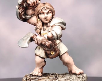 Miniatura de guerrera enana pintada a mano: Hacha, figura de rol de fantasía de 28 mm