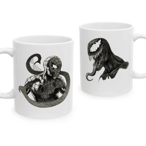 Puede incluir: Dos tazas de cer&aacute;mica blanca con ilustraciones detalladas en blanco y negro. Una taza muestra una figura de superh&eacute;roe enmascarado con un patr&oacute;n de telara&ntilde;a, mientras que la otra muestra una criatura con dientes afilados, una lengua larga y un ojo blanco grande.