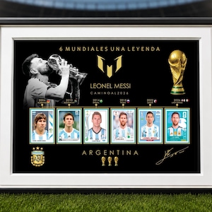 Könnte beinhalten: Ein gerahmtes schwarzes Poster mit einer Collage von Lionel Messi, dem FIFA-Weltpokal und sechs Fußball-Sammelkarten für die Turniere von 2006 bis 2026. Der Text lautet 6 MUNDIALES UNA LEYENDA, LEONEL MESSI, CAMINO AL 2026 und ARGENTINA.