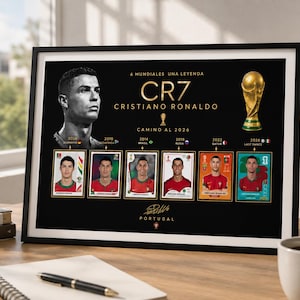 Può includere: Un poster nero incorniciato con un ritratto di Cristiano Ronaldo, il testo 6 MUNDIALES UNA LEYENDA CR7 CRISTIANO RONALDO CAMINO AL 2026, l'illustrazione di un trofeo dorato e sei figurine individuali del giocatore per diversi anni dei Mondiali.