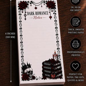 Op de afbeelding: Een 50 mm x 100 mm notitieblok met de tekst "DARK ROMANCE Notes". Het notitieblok heeft een schedel, rozen en een stapel boeken met titels als "Obsessed" en "Possessive".