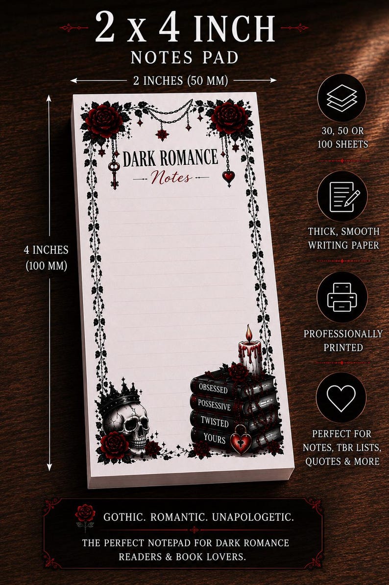 Op de afbeelding: Een 50 mm x 100 mm notitieblok met de tekst "DARK ROMANCE Notes". Het notitieblok heeft een schedel, rozen en een stapel boeken met titels als "Obsessed" en "Possessive".
