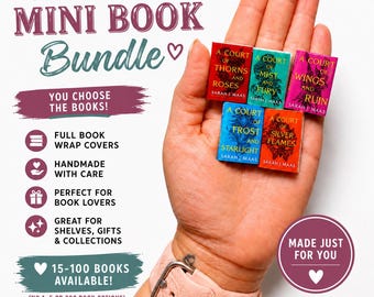 Puede incluir: Un conjunto de cinco libros en miniatura titulados A Court of Thorns and Roses, A Court of Mist and Fury, A Court of Wings and Ruin, A Court of Frost and Starlight y A Court of Silver Flames, con portadas coloridas, texto e ilustraciones gráficas.