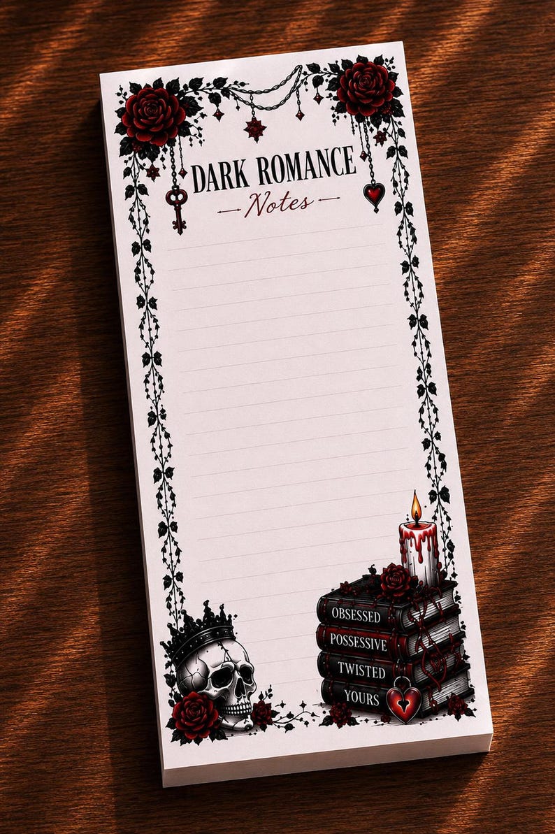 Op de afbeelding: Een notitieblok met gothic-thema en lijnen. De bovenkant toont "DARK ROMANCE - Notes" met bloemen- en sleutelaccenten. Een schedel met kroon en rozen, en een stapel boeken met de woorden "Obsessed, Possessive, Twisted, Yours" zijn afgebeeld.