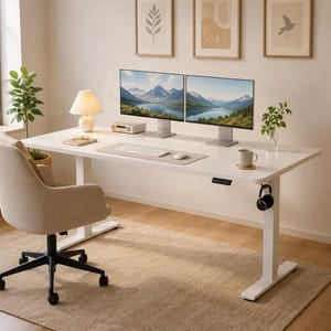 Puede incluir: Una moderna configuración de oficina en casa con un escritorio blanco ajustable en altura y dos monitores que muestran un paisaje montañoso. Una silla de oficina beige, una lámpara y una estantería completan la escena. La habitación tiene una paleta de colores neutros.