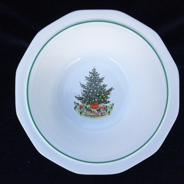 Pfaltzgraff "Christmas Heritage" 9" Round Vegetable Serving Bowl Green Trim in Excellent, Seemingly Unused Condition