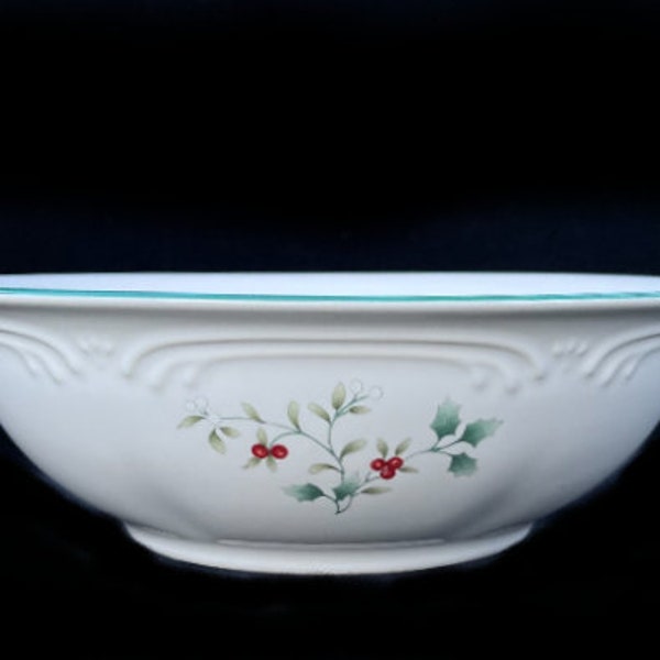 Pfaltzgraff "Winterberry" 8-5/8" Round Vegetable Serving Bowl in Excellent, Seemingly Unused Condition