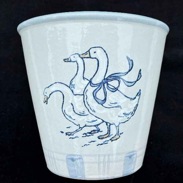 Louisville Stoneware "Gaggle of Geese" 6" 1.5-Qt. Planter, Flower Pot or cachepot in Excellent Seemingly-Unused Condition