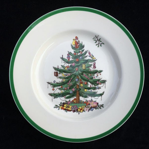 OFFRE SPÉCIALE ! Ensemble de 4 assiettes plates sapin de Noël 10-3/8 po. avec bordure verte en très bon état, légèrement utilisées, fabriquées en Angleterre