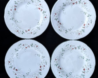 Set of 4 Pfaltzgraff "Winterberry" 8" Salad or Dessert Plates in Excellent, Lightly Used Condition Made in USA, China or Indonesia