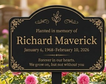Puede incluir: Un letrero conmemorativo rectangular negro para jardín con letras doradas que dice: Planted in memory of Richard Maverick, January 6, 1968-February 10, 2026, Forever in our hearts. We grow on, but not without you. Bordes florales dorados.