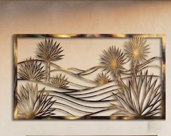 Puede incluir: Una pieza de arte mural rectangular de metal que muestra un paisaje desértico con plantas de agave y palmeras estilizadas. El diseño se compone de líneas onduladas superpuestas en tonos bronce, oro y marrón oscuro, con un borde metálico sólido.